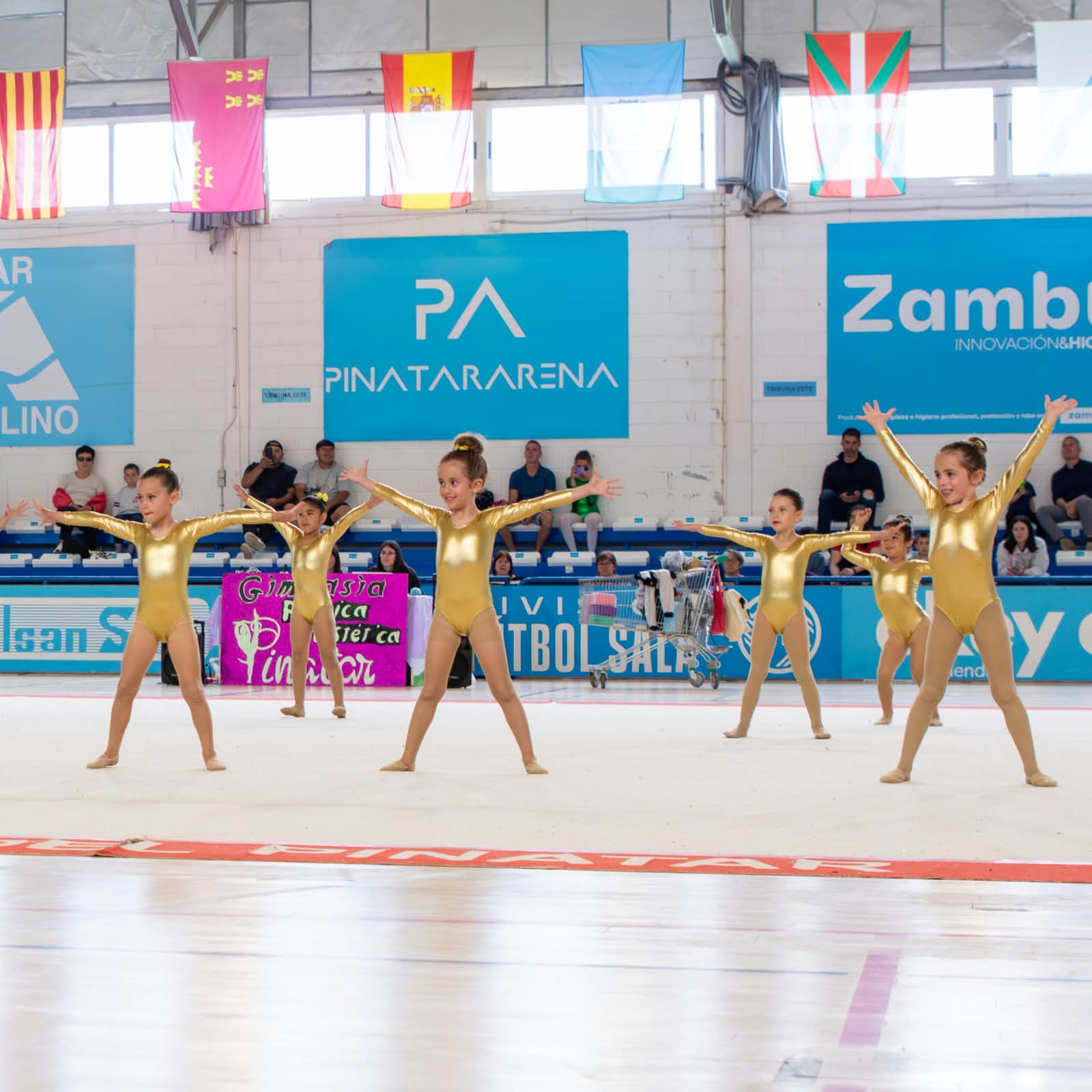 Gimnastas medianas en la exhibición de Navidad